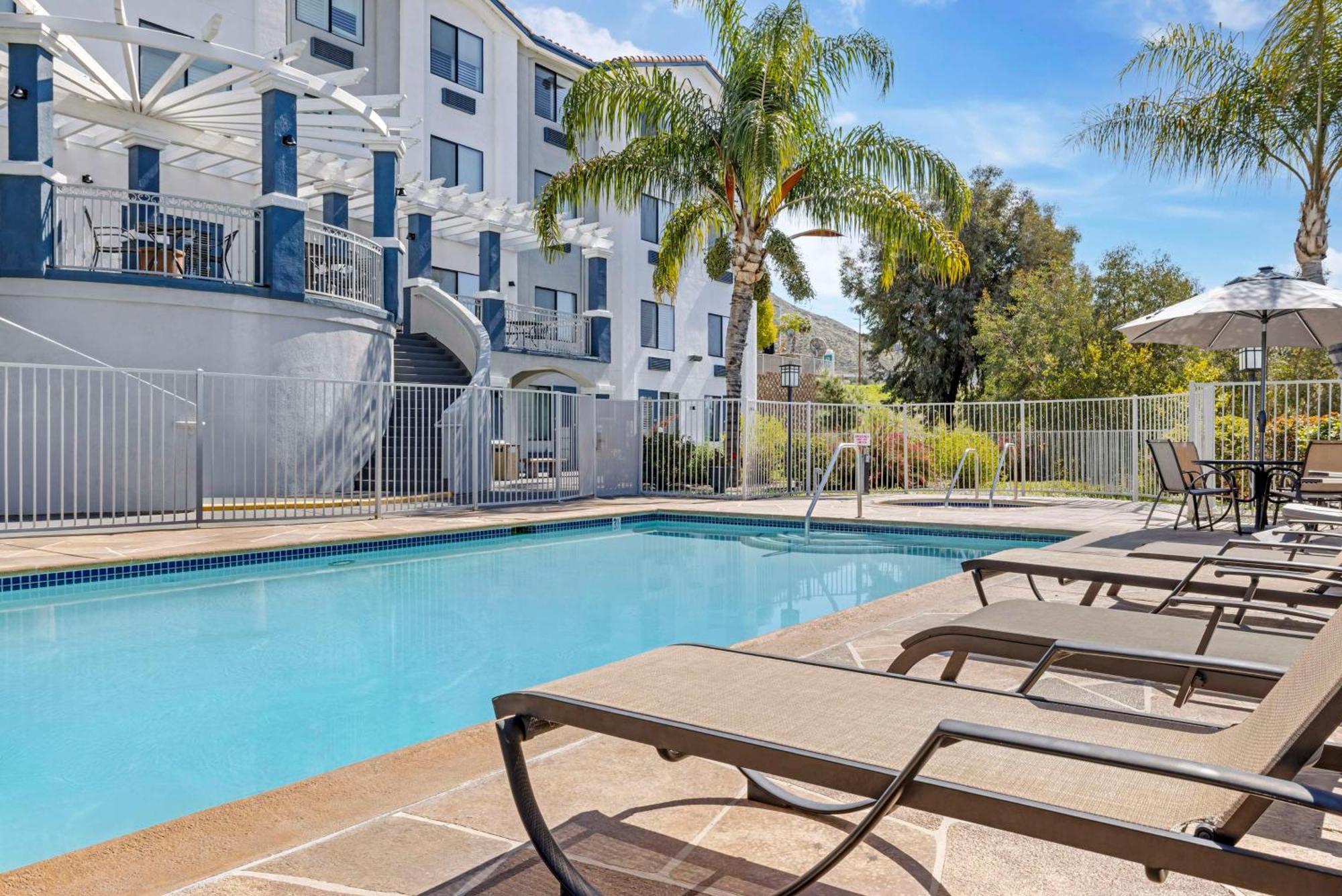 Best Western Plus Lake Elsinore Inn & Suites Exteriör bild