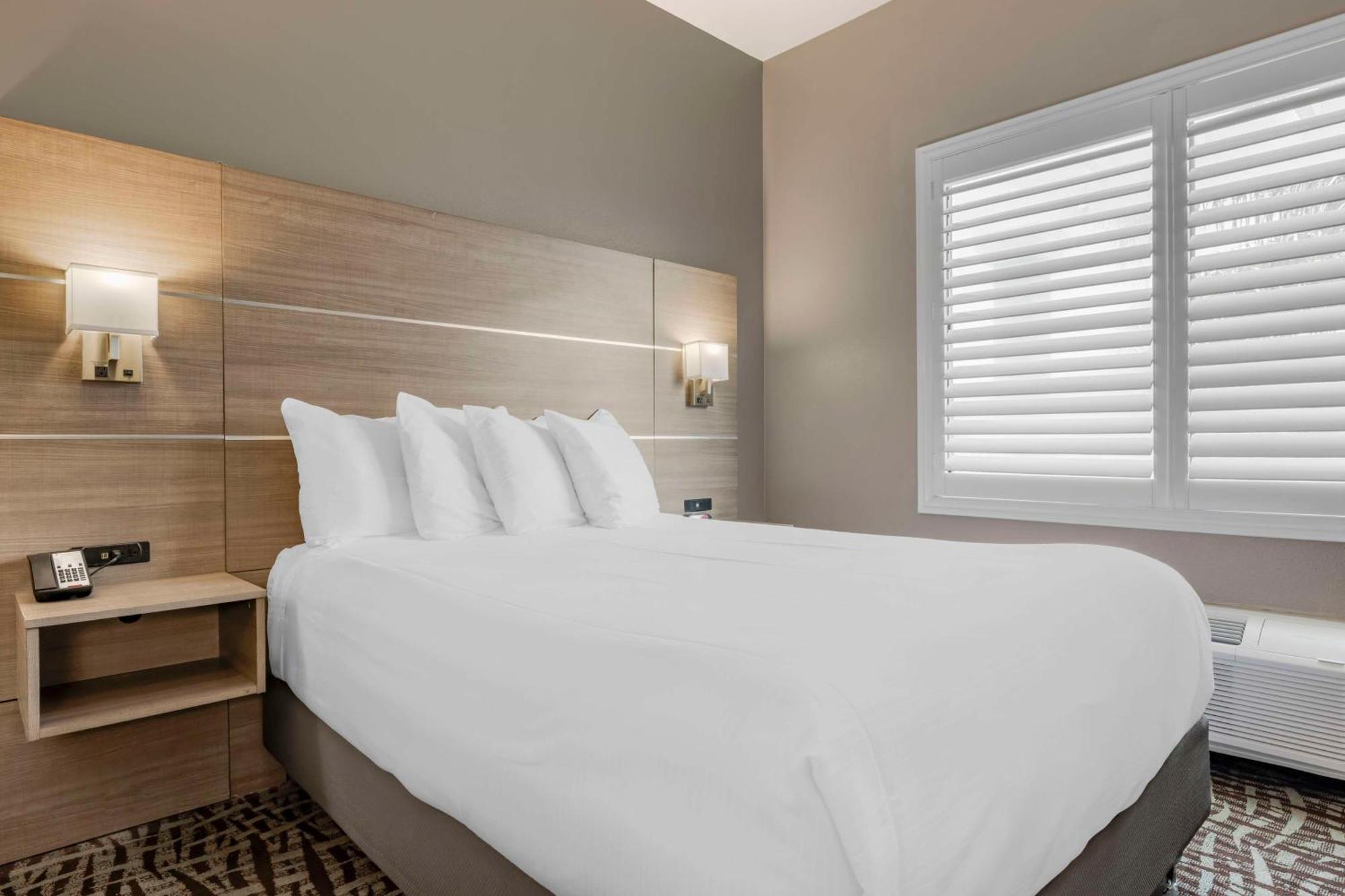 Best Western Plus Lake Elsinore Inn & Suites Exteriör bild