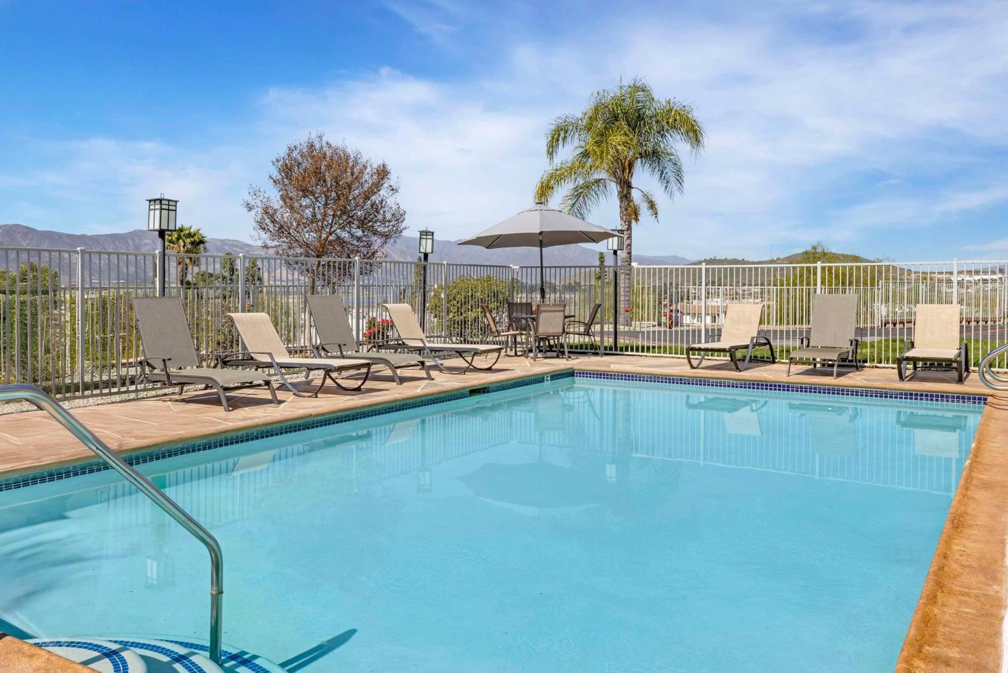 Best Western Plus Lake Elsinore Inn & Suites Exteriör bild
