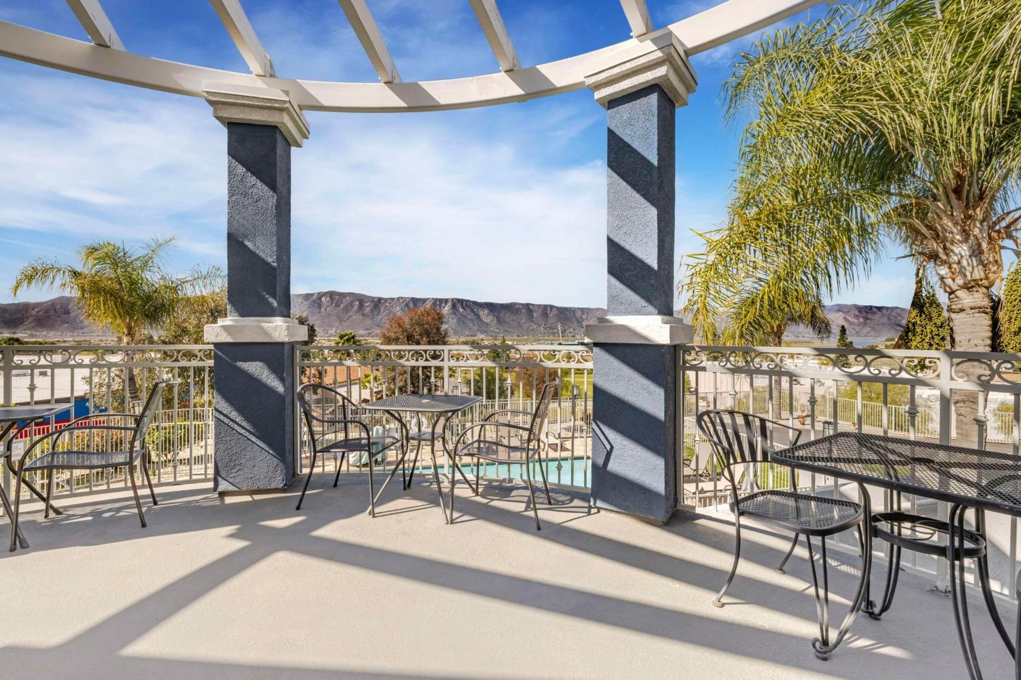 Best Western Plus Lake Elsinore Inn & Suites Exteriör bild